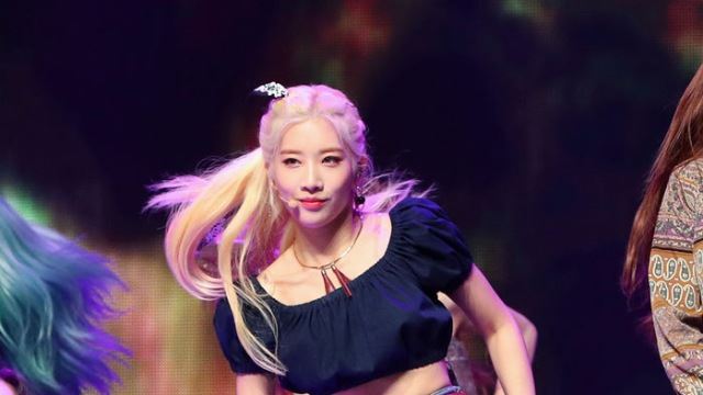 [Throwback] LOONA's Kim Lip Rocks Stunning Blonde Look at '12:00' Showcase