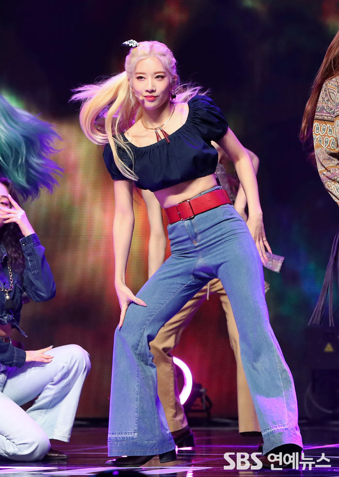 [Throwback] LOONA's Kim Lip Rocks Stunning Blonde Look at '12:00' Showcase