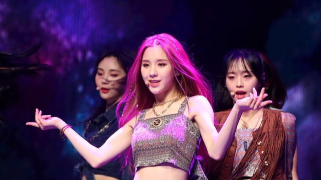 [Throwback] LOONA's HeeJin Reaffirms Fans' Faith as 'A Goddess Arrives' at 'Why Not?' Showcase