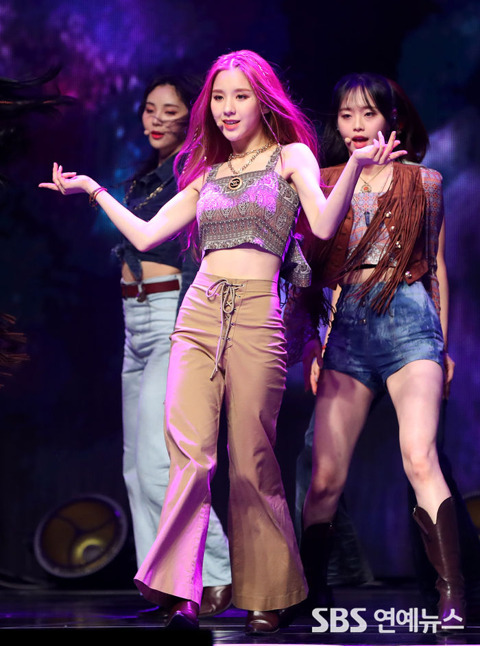 [Throwback] LOONA's HeeJin Reaffirms Fans' Faith as 'A Goddess Arrives' at 'Why Not?' Showcase