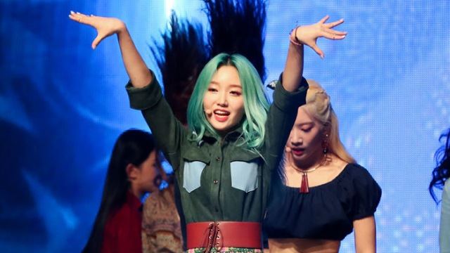 [Throwback] LOONA's Go Won Dazzles as a 'Green Fairy' at Comeback Showcase