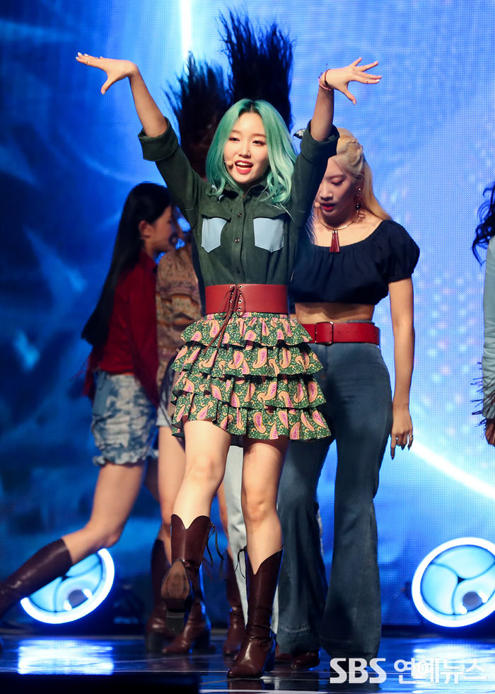 [Throwback] LOONA's Go Won Dazzles as a 'Green Fairy' at Comeback Showcase