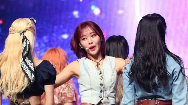 [Throwback] LOONA's Yves Shines as a 'Cute Bobbed Fairy'