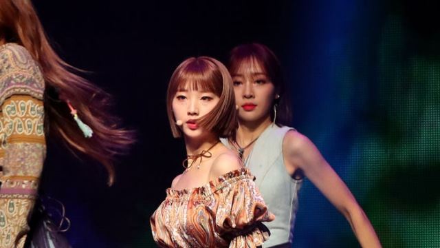[Throwback] LOONA's Lim Yeojin Showcases Her 'Cute Maknae' Charm