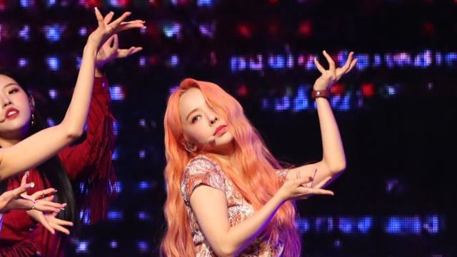 [Throwback] LOONA's ViVi Shines as an 'Atmospheric Goddess' at Showcase