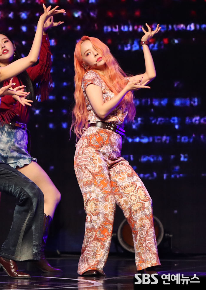[Throwback] LOONA's ViVi Shines as an 'Atmospheric Goddess' at Showcase