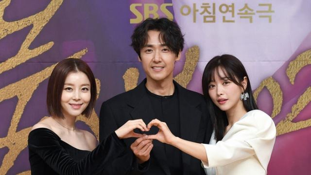 [Throwback] Park Young-rin, Lee Jaewoo, and Hong Soo-ah Hint at a Love Triangle in 'Phoenix 2020'
