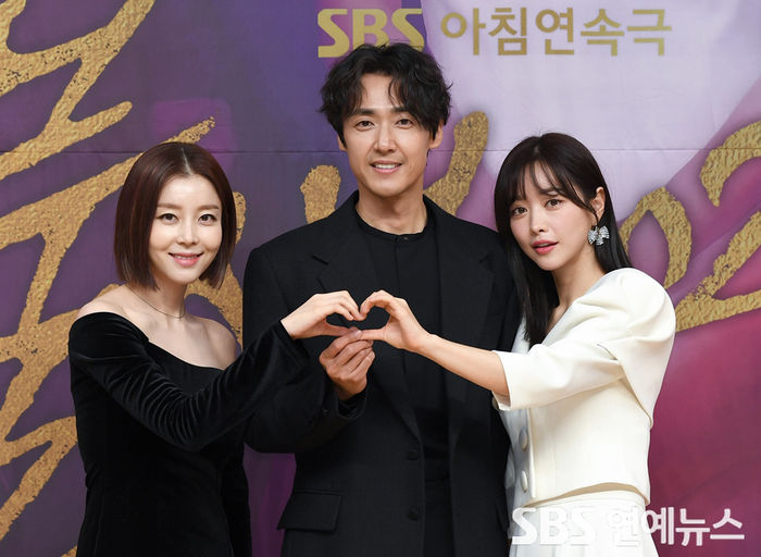 [Throwback] Park Young-rin, Lee Jaewoo, and Hong Soo-ah Hint at a Love Triangle in 'Phoenix 2020'