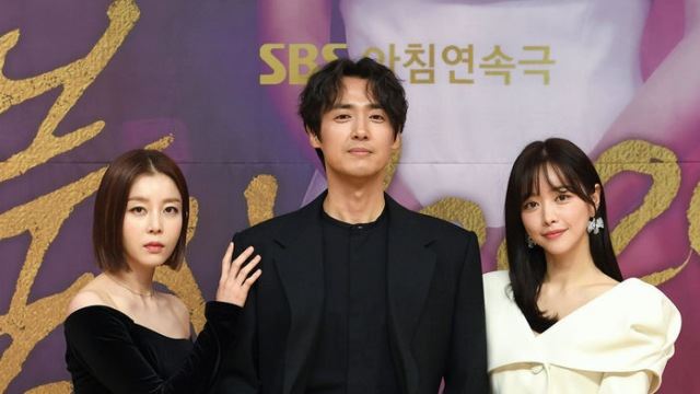 [Throwback] Park Young-rin, Lee Jaewoo and Hong Soo-ah Opt for 'Black and White'
