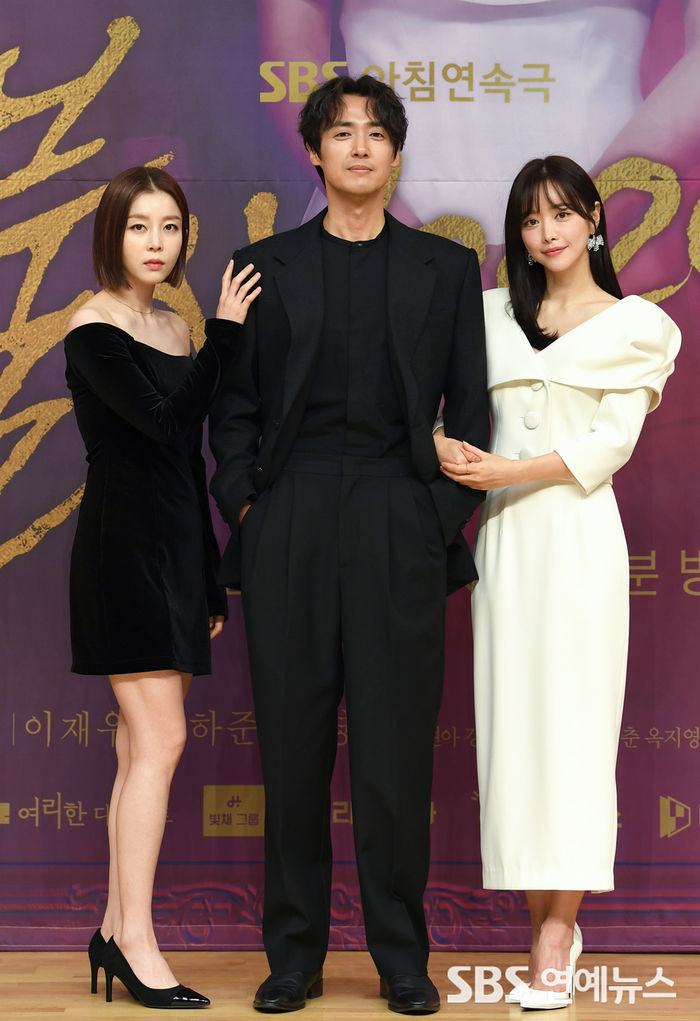 [Throwback] Park Young-rin, Lee Jaewoo and Hong Soo-ah Opt for 'Black and White'