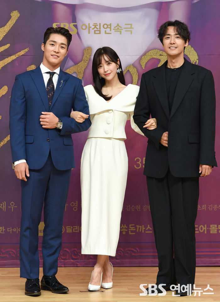 [Throwback] Seo Ha-jun, Hong Soo-ah, and Lee Jaewoo Smile for 'Phoenix 2020'
