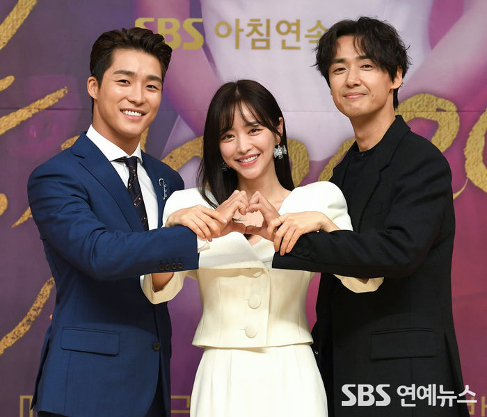 [Throwback] Seo Ha-jun, Hong Soo-ah, and Lee Jaewoo Showcase Their 'Phoenix' Love at Press Conference