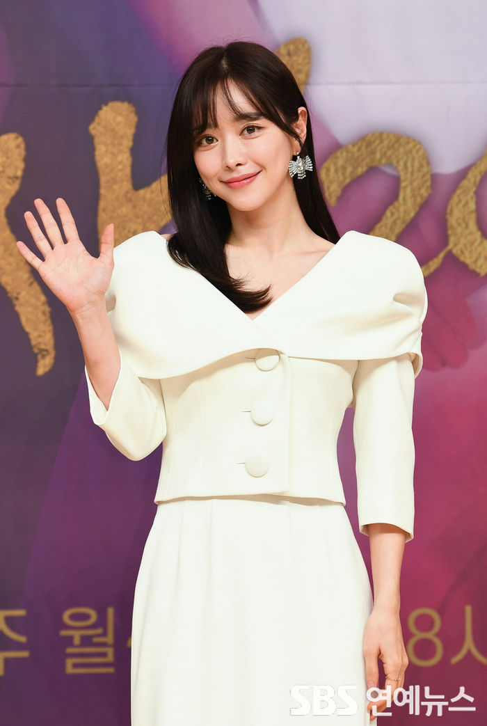 [Throwback] Hong Soo-ah Greets Fans with 'Phoenix 2020'