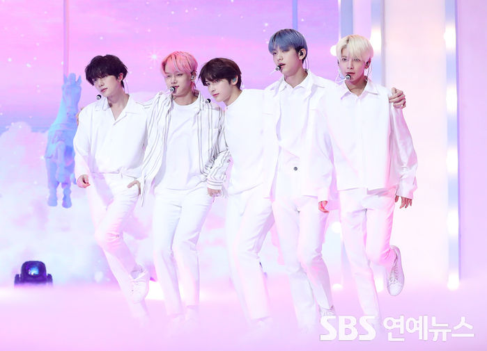 [Throwback] TOMORROW X TOGETHER Showcases Pure Autumn Boy Visuals at Media Showcase