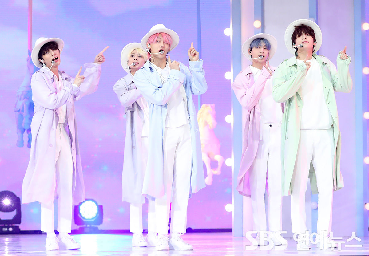 [Throwback] TOMORROW X TOGETHER Show Off Fresh Concept Stage at Showcase