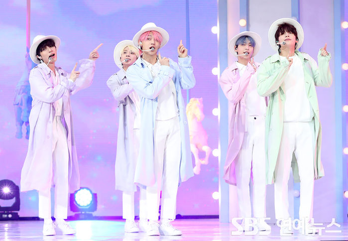 [Throwback] TOMORROW X TOGETHER Show Off Fresh Concept Stage at Showcase