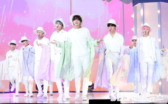 [Throwback] TOMORROW X TOGETHER Show Off Refreshing Stage at Showcase