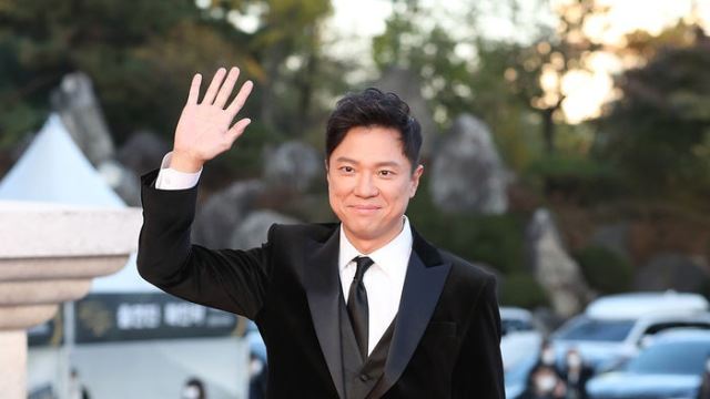 [Throwback] Chung Sung Hwa Rocks a Cool Black Look on the Red Carpet