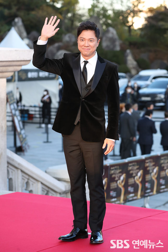[Throwback] Chung Sung Hwa Rocks a Cool Black Look on the Red Carpet