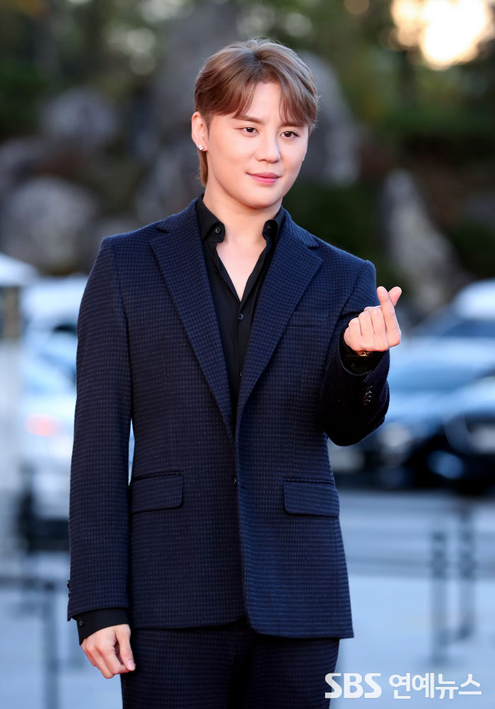 [Throwback] KIM JUNSU Flares 'Sweet Heart' Pose on Red Carpet