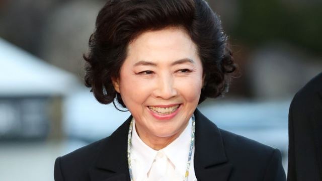 [Throwback] Ko Doo-shim Flaunts 'Nation's Actor' Smile on Red Carpet