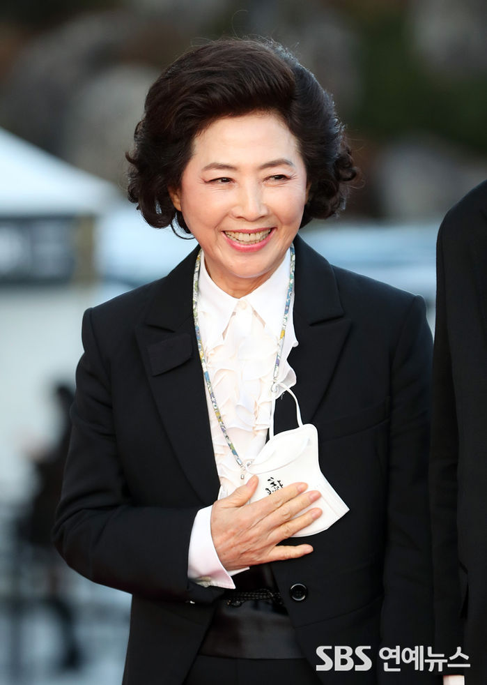 [Throwback] Ko Doo-shim Flaunts 'Nation's Actor' Smile on Red Carpet