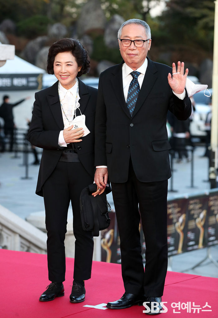 [Throwback] Ko Doo-shim and Byun Hee Bong at 'Korean Popular Culture and Arts Awards' Red Carpet