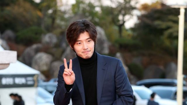 [Throwback] Kang Haneul Flashes a Cute V-Sign on the Red Carpet