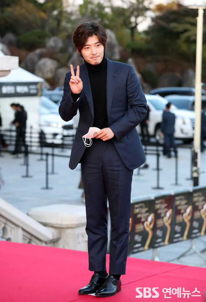 [Throwback] Kang Haneul Flashes a Cute V-Sign on the Red Carpet