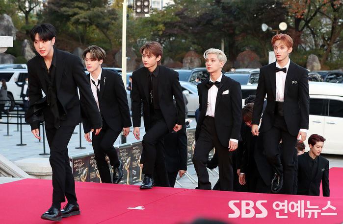 [Throwback] SEVENTEEN Steps Onto the Red Carpet in Tuxedos