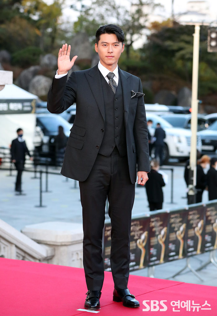 [Throwback] Hyun Bin shines in a sharp suit on the red carpet