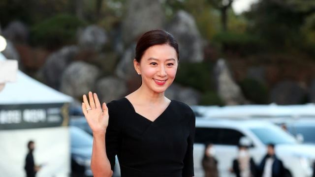 [Throwback] Kim Hee-ae Stuns as a 'Black Goddess' on the Red Carpet