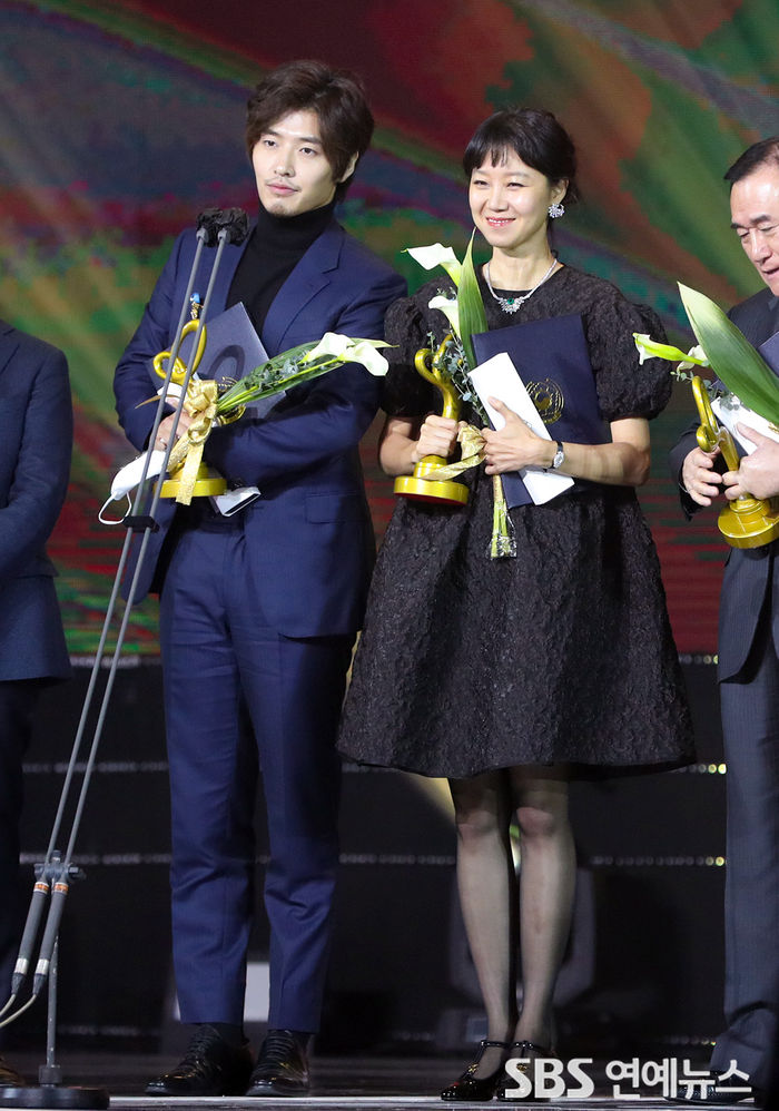 [Throwback] Kang Haneul and Kong Hyo-jin Receive Prime Minister's Commendation at '2020 Korea Popular Culture and Arts Awards'