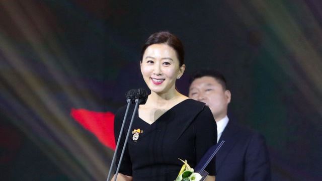 [Throwback] Kim Hee-ae Receives Presidential Commendation at '2020 Korean Popular Culture and Arts Awards'