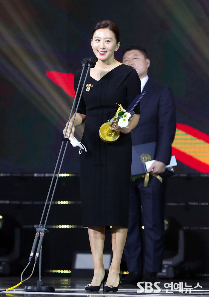 [Throwback] Kim Hee-ae Receives Presidential Commendation at '2020 Korean Popular Culture and Arts Awards'