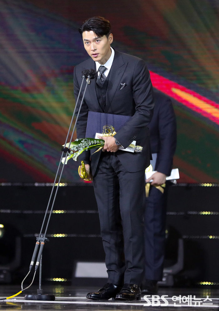 [Throwback] Hyun Bin Receives Presidential Commendation at the '2020 Korean Popular Culture and Arts Awards'