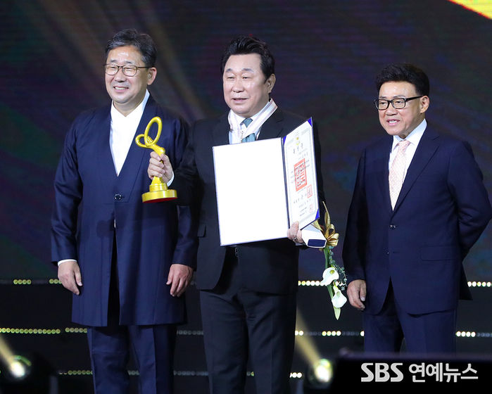 [Throwback] Comedian Lim Ha Ryong Receives Bogwan Order of Cultural Merit at the 2020 Korea Pop Culture and Arts Awards