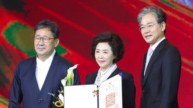 [Throwback] Ko Doo-shim Receives the Eungwan Order of Cultural Merit