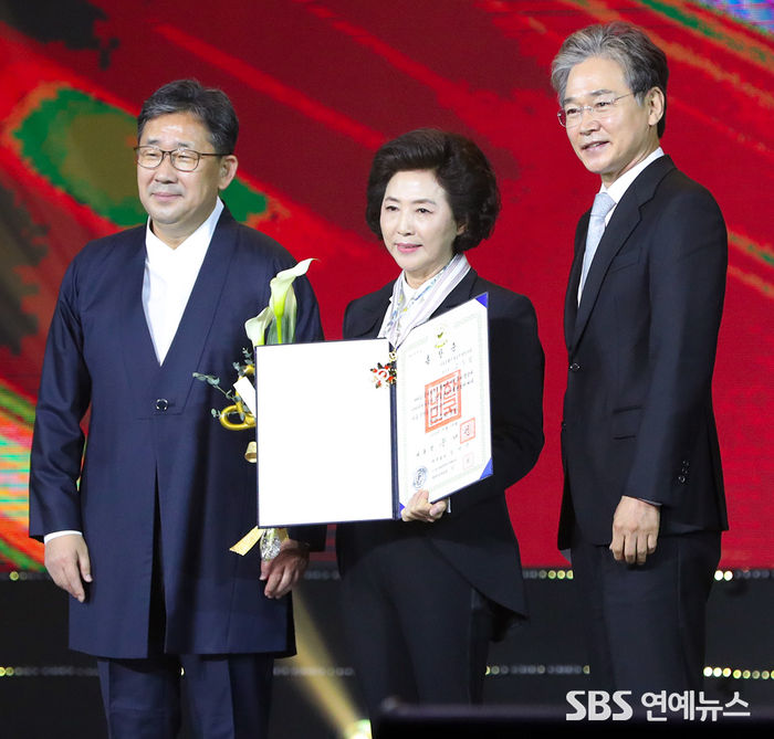 [Throwback] Ko Doo-shim Receives the Eungwan Order of Cultural Merit
