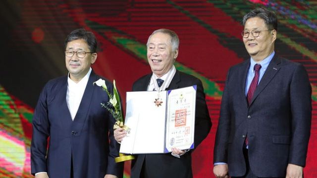 [Throwback] Byun Hee Bong Awarded 'Eungwan Order of Cultural Merit'