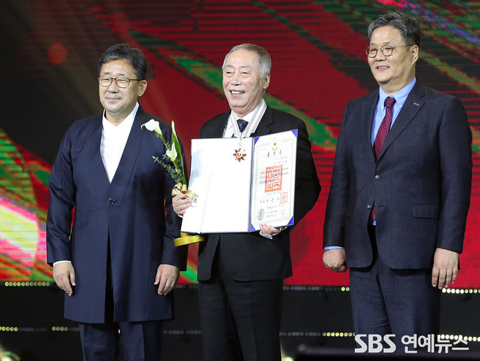 [Throwback] Byun Hee Bong Awarded 'Eungwan Order of Cultural Merit'