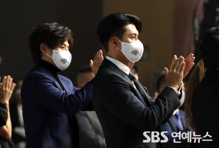 [Throwback] Hyun Bin and Kang Haneul Applaud Veteran Actor at Awards Ceremony