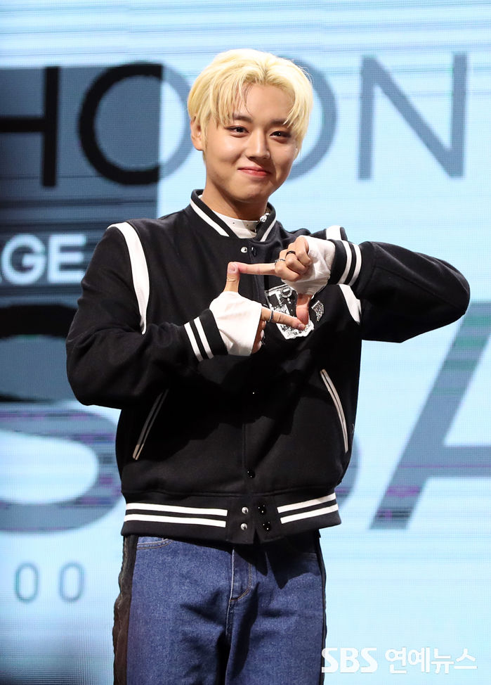 [Throwback] Park Ji-hoon Strikes a Cute Pose With His Iconic 'Save in My Heart' Gesture