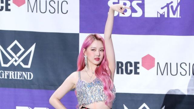 [Throwback] GFRIEND's Yerin Strikes a Stunning 'MAGO' Pose at Showcase