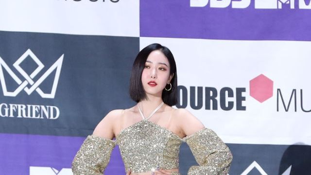 [Throwback] GFRIEND's SinB shows off elegant charm in off-shoulder look