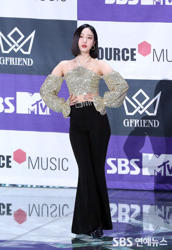 [Throwback] GFRIEND's SinB shows off elegant charm in off-shoulder look