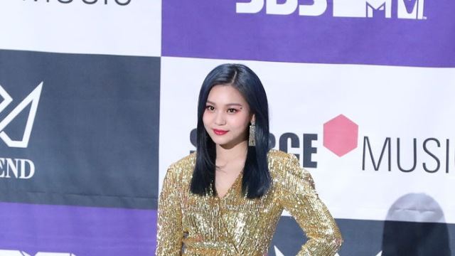 [Throwback] GFRIEND's Umji Shines With Bling-Bling Visuals at Showcase