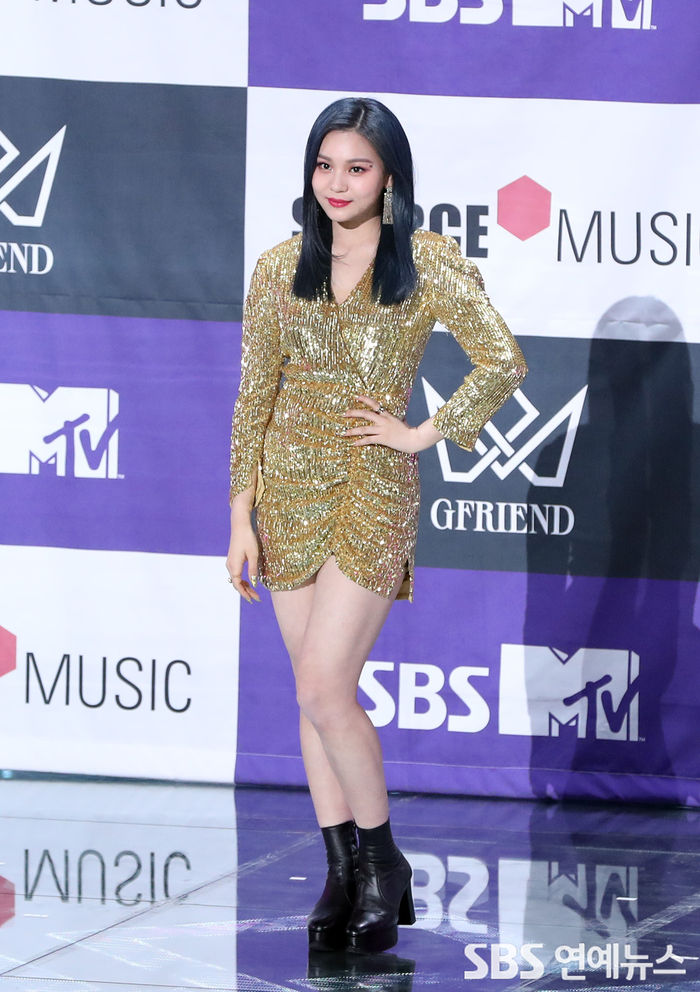 [Throwback] GFRIEND's Umji Shines With Bling-Bling Visuals at Showcase