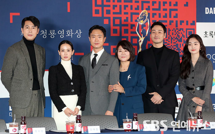 [Throwback] Stars Gather for the 'Blue Dragon Film Awards' Handprinting Event