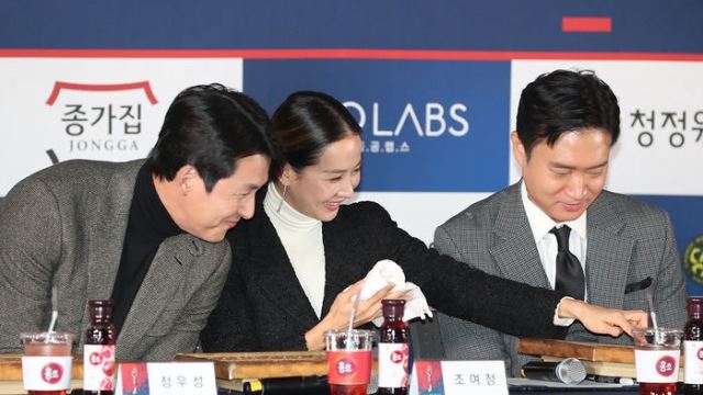 [Throwback] Jung Woosung, Cho Yeo-jeong, and Jo Woo Jin Amazed by Handprints at 'Blue Dragon Film Awards' Event